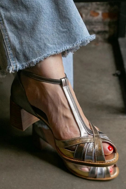Komfortable Metallic Sandalen mit Kreuzriemen, Schnalle, Peeptoe und goldenen Blockabsätzen