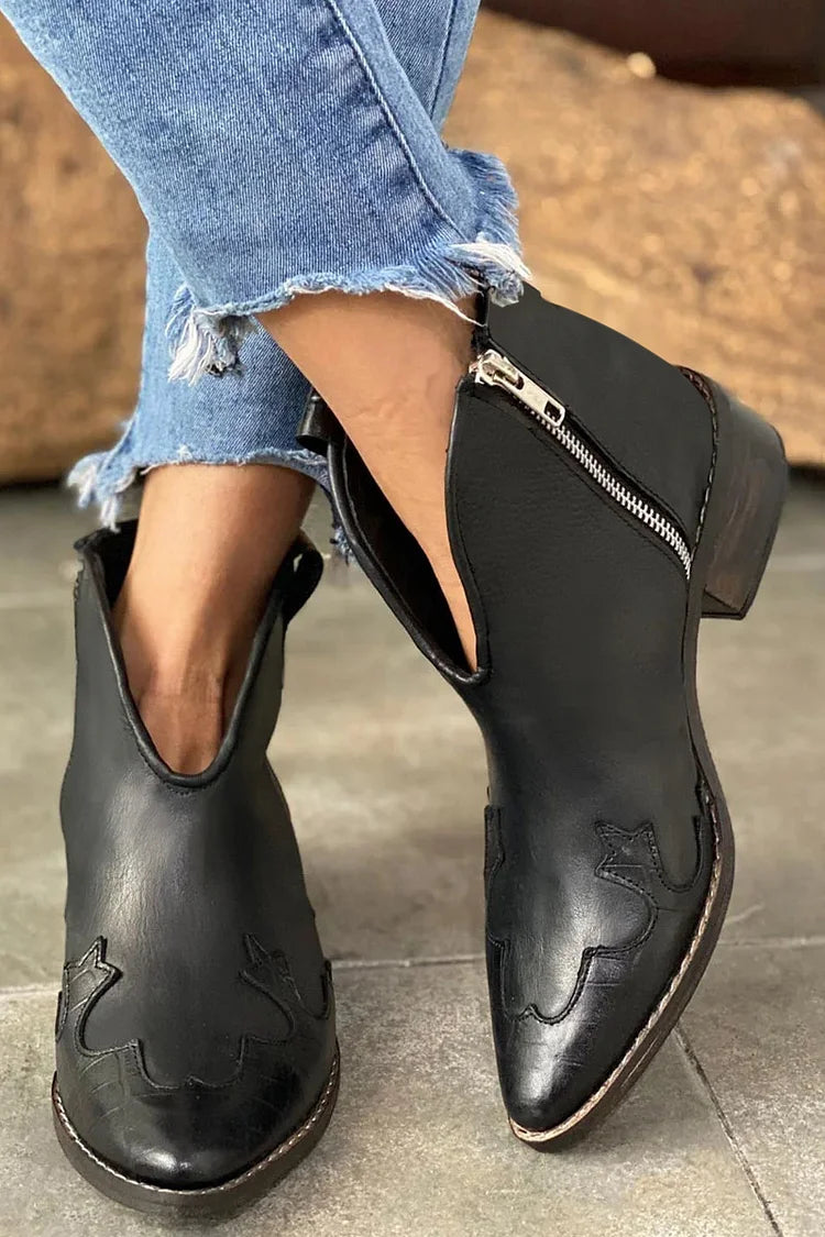 Schwarze Spitzstiefel mit Reißverschluss und V-förmiger Aussparung