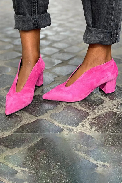 Spitz zulaufende Slip-On-Schuhe aus Kunstleder mit Ausschnitten