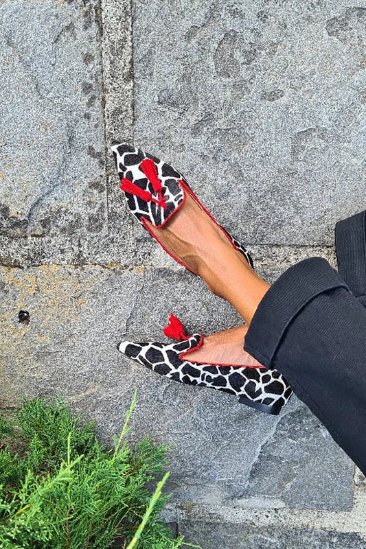 Musterdruck Slip-On-Flats mit kontrastierenden Quasten und spitzem Zehenbereich