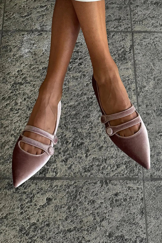 Rosa Samt-Ballerinas mit Doppelriemen, Schnallen und spitzem Zehenbereich