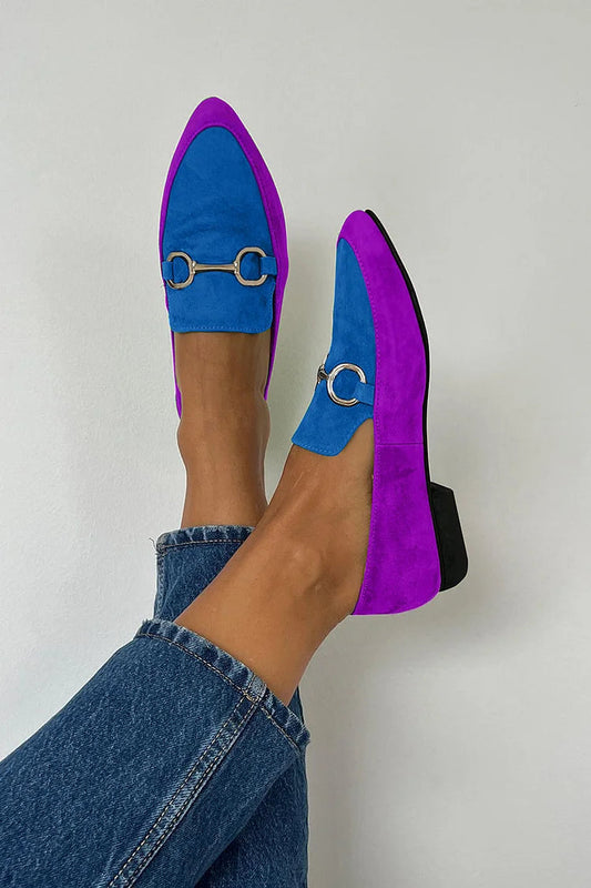 Matte Retro-Flats mit spitzem Zehenbereich und farblich abgesetzter Metallschnalle