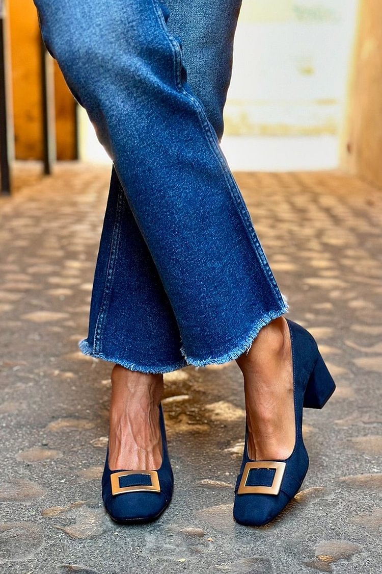 Marineblaue, chunky Absätze mit Patchwork-Metallverzierung und eckiger Zehenform