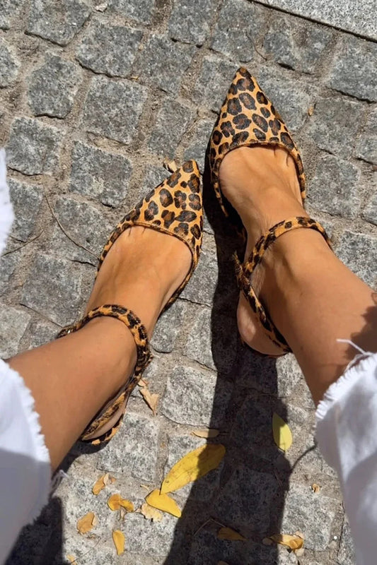 Khakifarbene Stiletto-Pumps mit spitzem Zehenbereich und Leopardenmuster