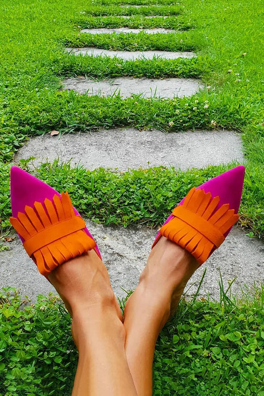 Matte Slipper mit spitzem Zehenbereich und Fransendekor