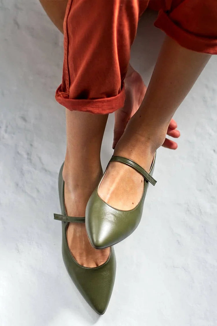Grüne flache Schuhe mit spitzem Zehenbereich und Riemen über dem Spann