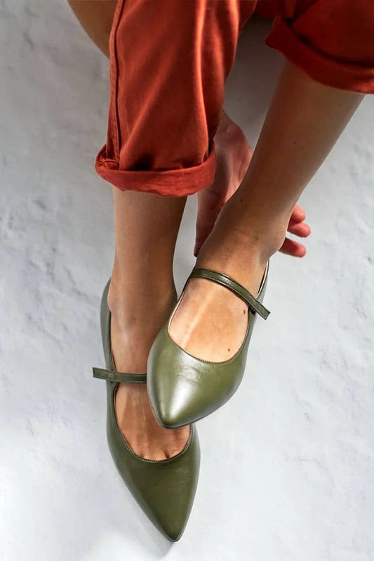 Grüne flache Schuhe mit spitzem Zehenbereich und Riemen über dem Spann