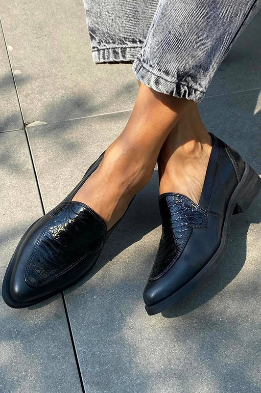 Schwarze Slipper mit Patchwork-Krokodilmuster und spitzem Zehenbereich [Vorbestellung]