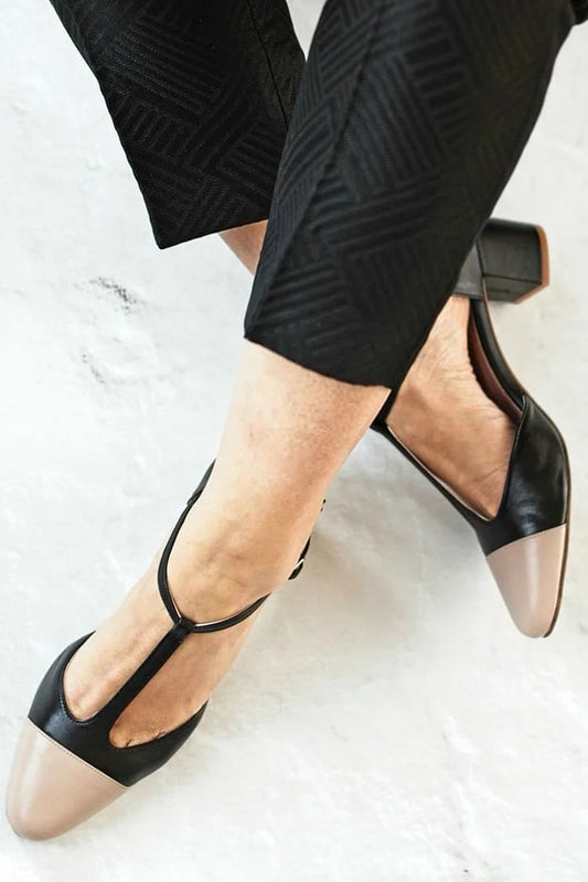 Schwarze, auffällige High Heels mit T-Riemen und spitz zulaufender Zehenpartie in Blockfarben