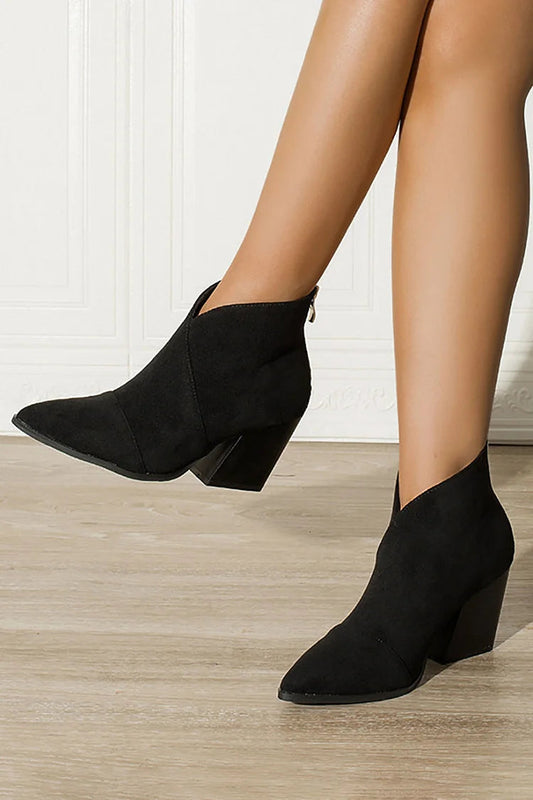 Elegante Stiefeletten mit V-Ausschnitt, spitzer Zehenform und markantem Absatz