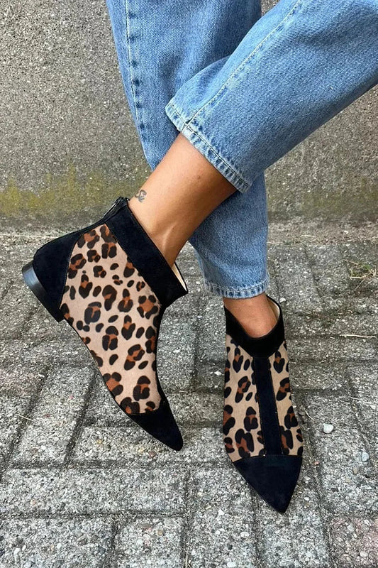 Khakifarbene Stiefeletten mit Leopardenmuster und spitzem Zehenbereich