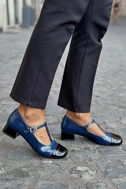 Marineblaue, robuste Absatzschuhe mit T-Riemen und Schnalle im Patchwork-Stil