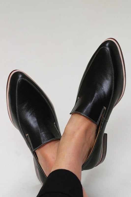Schlichte schwarze Slipper mit spitzem Zehenbereich und feiner Naht
