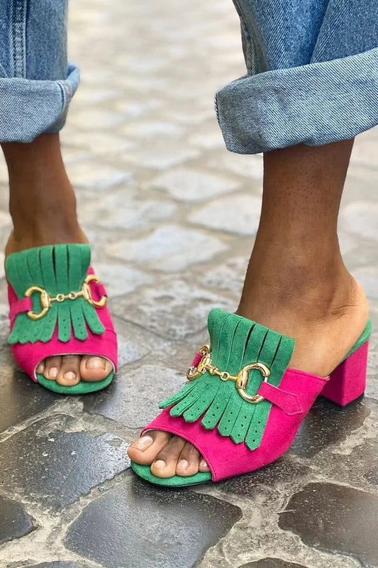 Fuchsiafarbene, klobige Peep-Toe-Absätze mit Metallic-Schnalle und Fransen im Blockfarbendesign