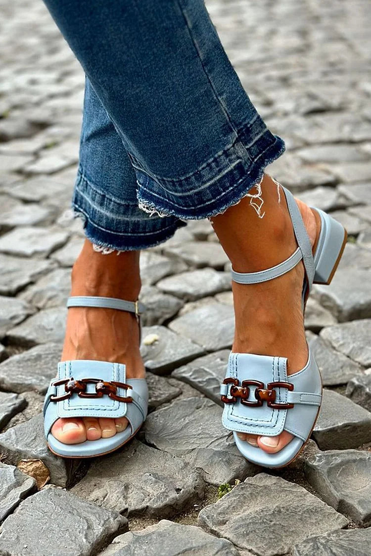 Modische blaue Low-Heels mit metallischem Kettendekor und feinen Nahtdetails