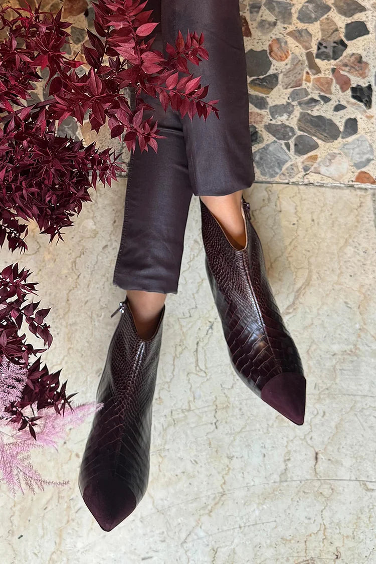Burgunderrote Patchwork-Stiefeletten mit spitzer Zehenpartie und Krokodilmuster [Vorbestellung]