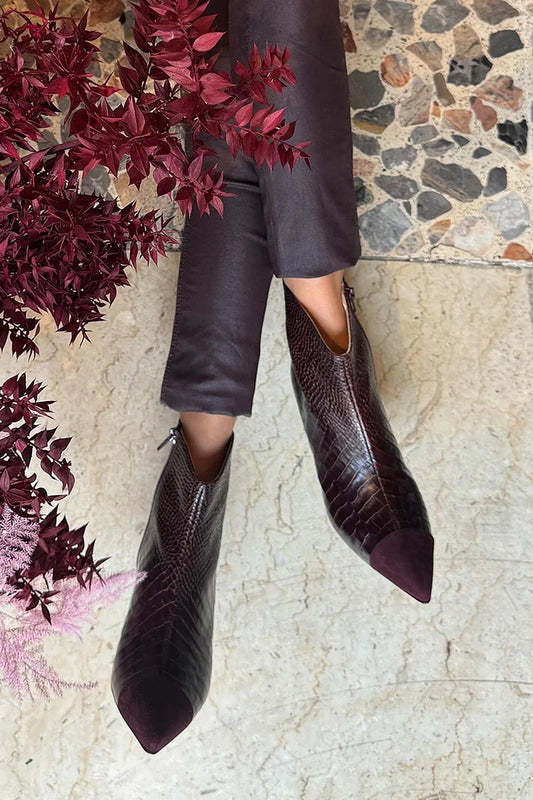 Burgunderrote Patchwork-Stiefeletten mit spitzer Zehenpartie und Krokodilmuster [Vorbestellung]