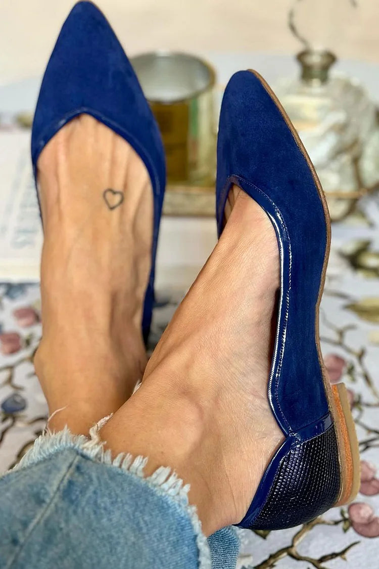 Elegante marineblaue Ballerinas mit spitzem Zehenbereich und Schlangenmuster-Design