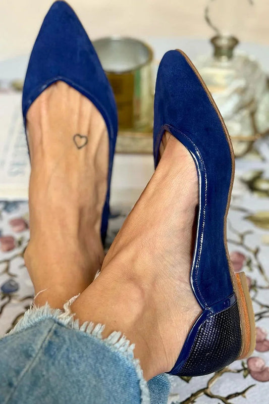 Elegante marineblaue Ballerinas mit spitzem Zehenbereich und Schlangenmuster-Design