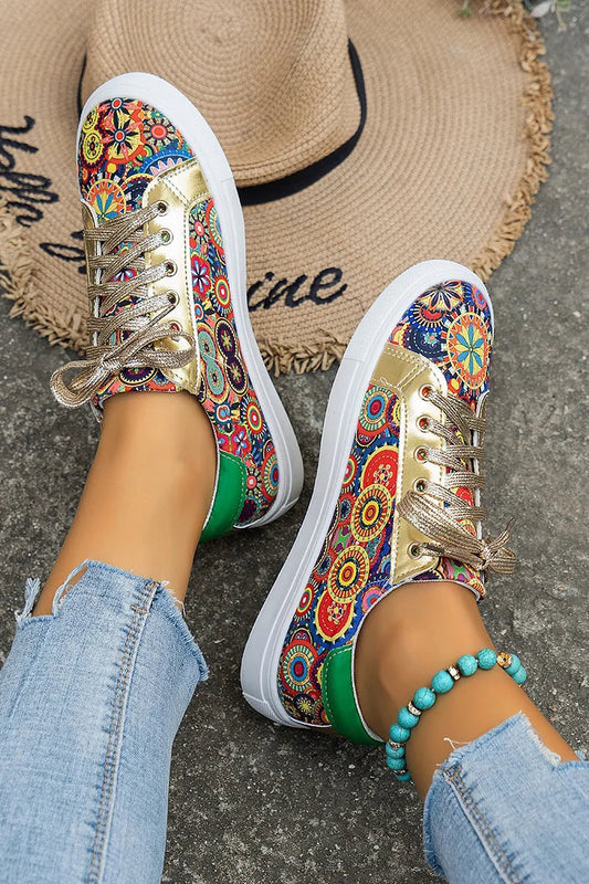 Bunte Schnürsneaker im Patchwork-Design mit Boho-Muster und runder Zehenpartie