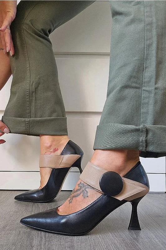 Schwarze Stiletto-Absätze mit Patchwork-Riemen und spitzem Zehenbereich
