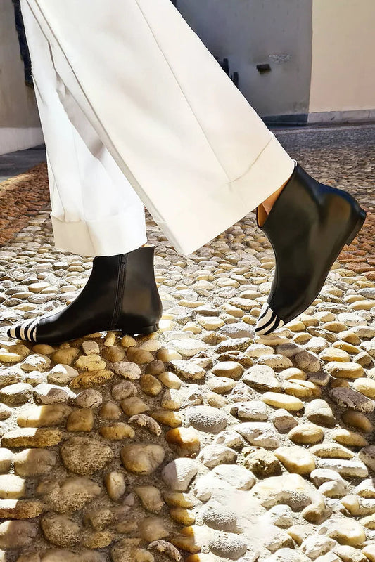 "Gestreifte Nähte, spitze Zehen, flacher Reißverschluss, mittelhohe Stiefel" 

**"Gestreifte Nähte, spitz zulaufende Zehen, flacher Reißverschluss, mittelhohe Stiefel"**