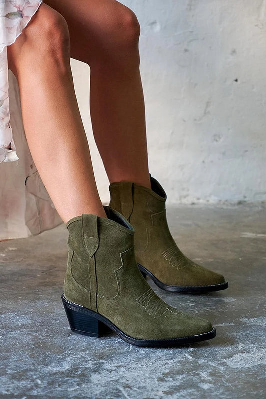 Grüne Patchwork-Westernstiefel mit Nahtdetails und spitzem Zehenbereich [Vorbestellung]