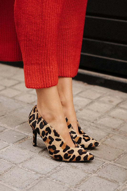 Beige Stiletto-Pumps mit spitzem Zehenbereich und Leopardenmuster