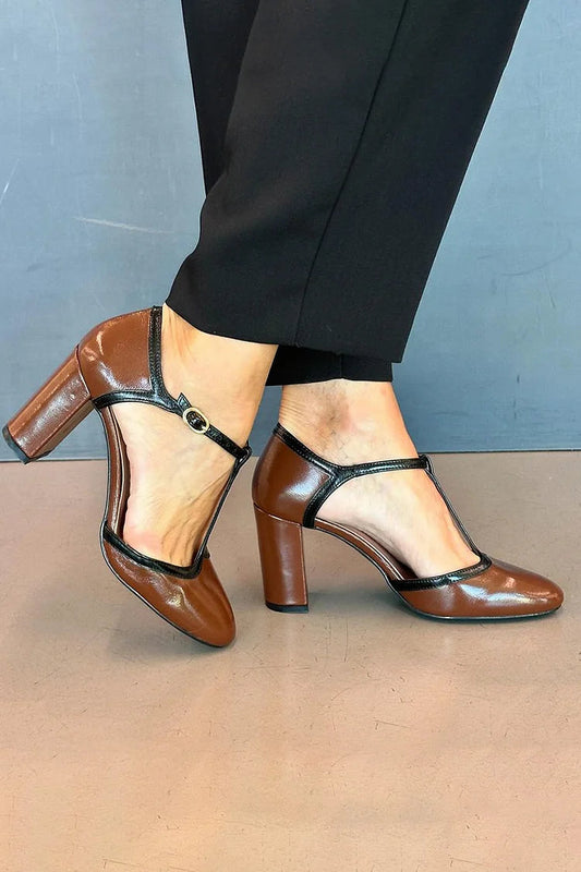 Braune Chunky Heels mit Farbblock-T-Riemen und Schnalle [Vorbestellung]