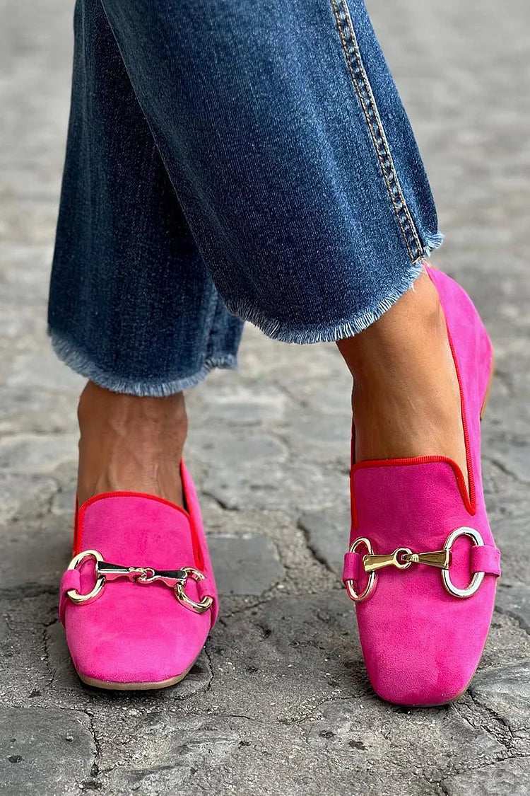 Slipper mit eckiger Zehenpartie und metallischer Schnalle