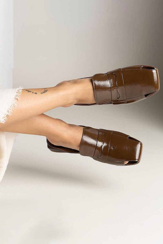Braune Mules mit einfarbigem Patchwork-Ausschnitt und eckiger Zehenform [Vorbestellung]