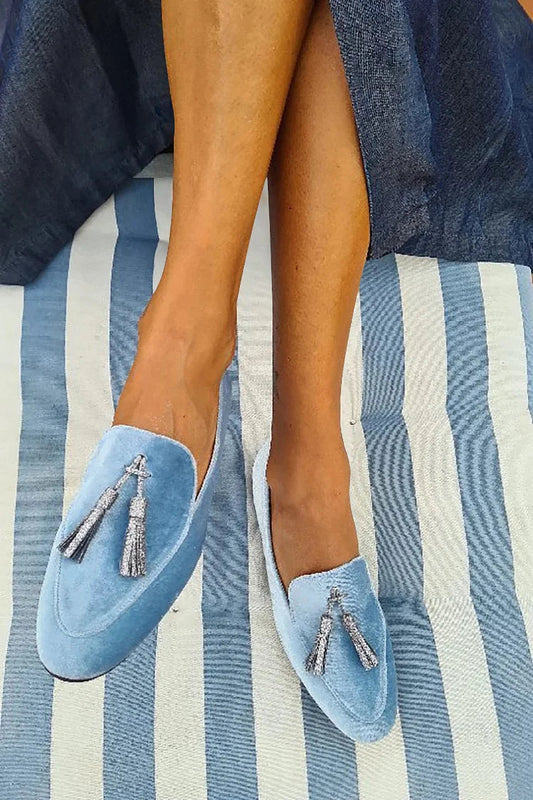 Glänzende Slipper mit Quasten und spitzem Zehenbereich