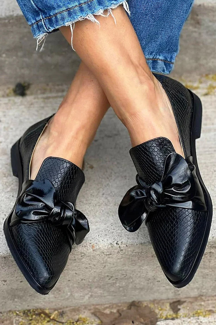 Schwarze Slip-On Slipper mit Schlangenleder-Optik, Schleife und spitzem Zehenbereich