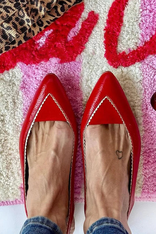 Rote Ballerinas mit Kontrastbesatz und spitz zulaufendem Slingback