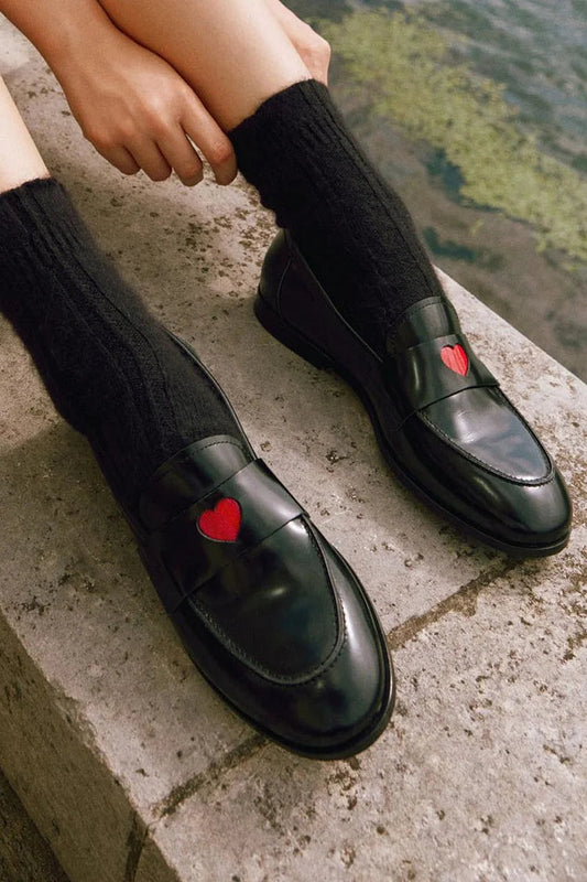 Schwarze Slipper mit Nahtdetails und Patchwork-Herzverzierung zum Hineinschlüpfen