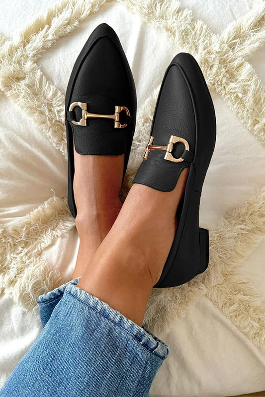 Elegante schwarze Slipper mit spitzem Zehenbereich und metallicfarbenem Schnallendetail