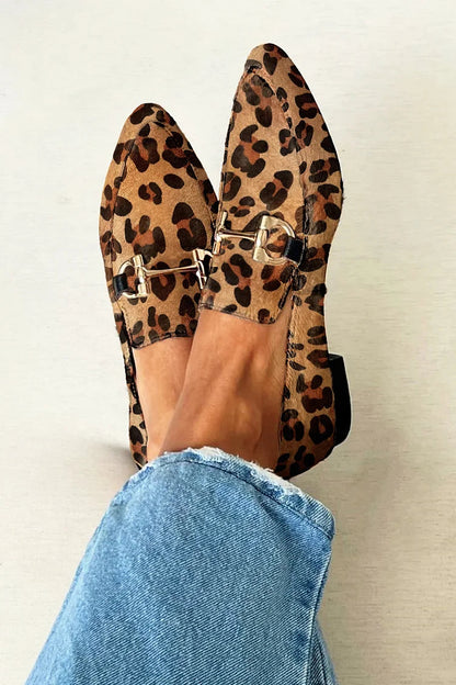 Khakifarbene spitz zulaufende Loafer mit Leopardenmuster und Zehenriemen in Metallic-Optik