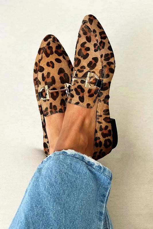 Khakifarbene spitz zulaufende Loafer mit Leopardenmuster und Zehenriemen in Metallic-Optik