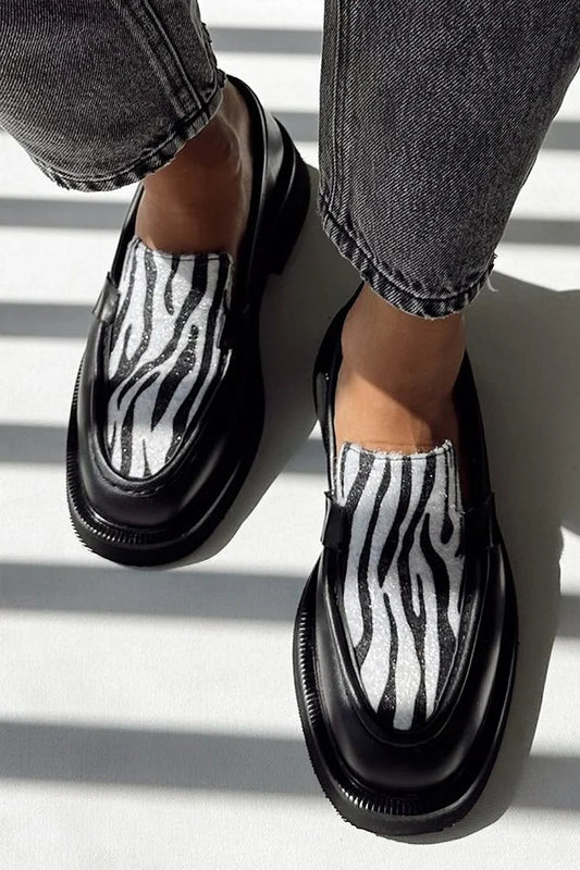 Schwarze Slipper mit runder Zehenpartie und Zebramuster-Design [Vorbestellung]