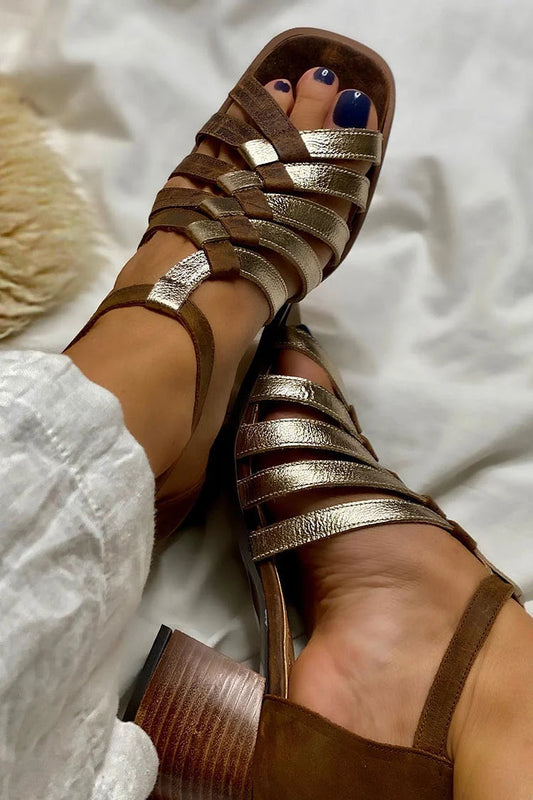Asymmetrische Sandalen mit gewebten Riemen und markanten Absätzen