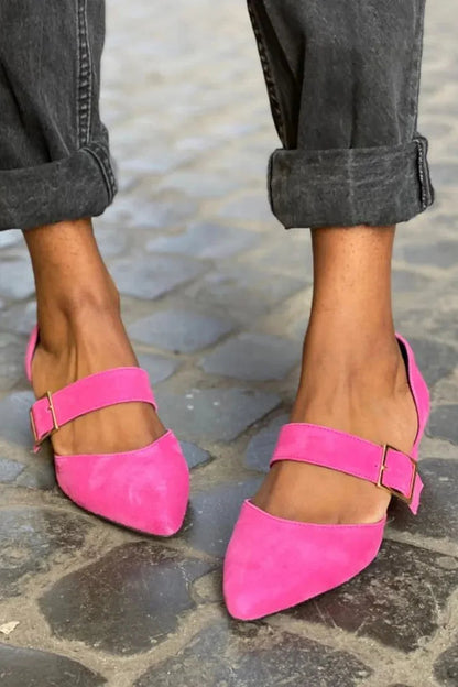 Spitze, klobige High Heels mit Kunstlederriemen und Schnalle