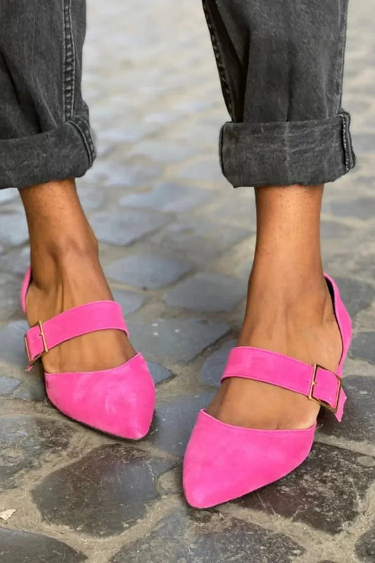 Spitze, klobige High Heels mit Kunstlederriemen und Schnalle