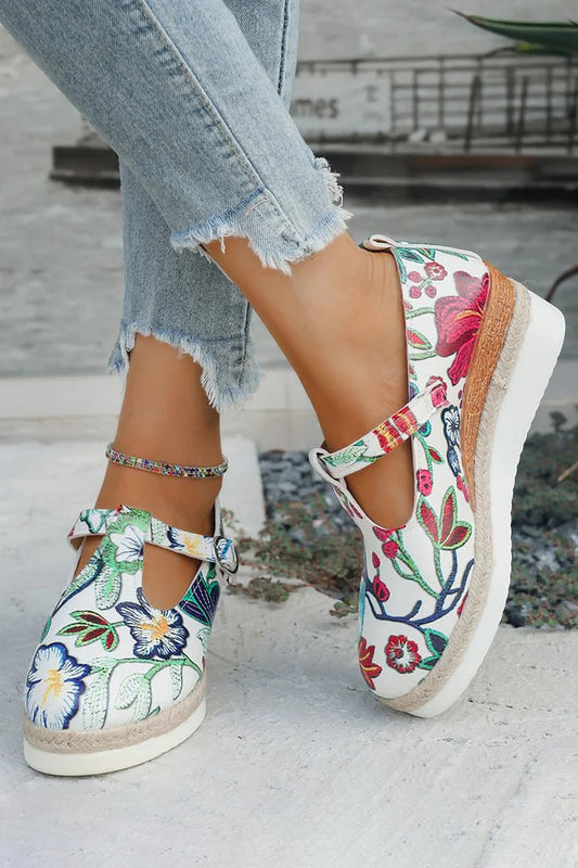 Blumendruck-Sandalen mit runder Zehenpartie, T-Riemen, Schnalle und Keilabsatz