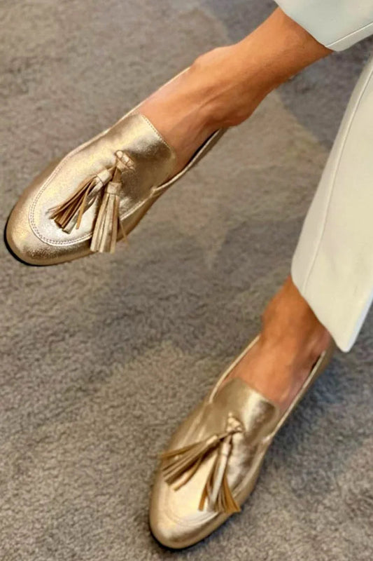 Goldene Loafer mit metallic Glanz, Quasten und dekorativen Nähten