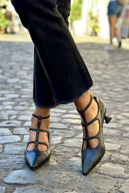 Schwarze Stiletto-Pumps mit überkreuzten Riemchen und spitzem Zehenbereich