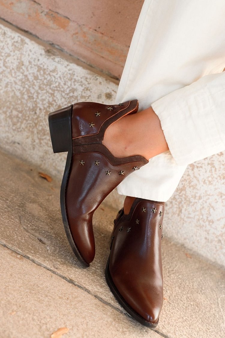 Dunkelbraune Stiefeletten mit Metallnieten und spitzem Zehenbereich [Vorbestellung]