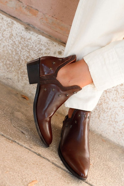 Dunkelbraune Stiefeletten mit Metallnieten und spitzem Zehenbereich [Vorbestellung]