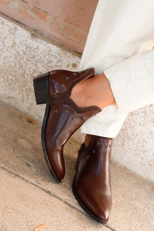 Dunkelbraune Stiefeletten mit Metallnieten und spitzem Zehenbereich [Vorbestellung]
