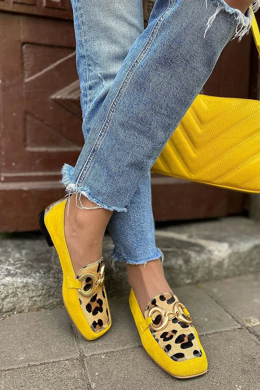 Elegante Slipper mit Leopardenmuster und Metallic-Nähten