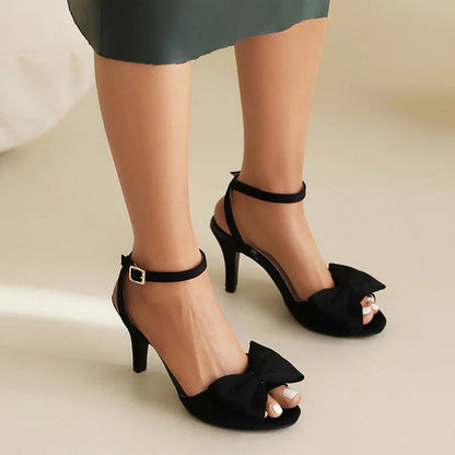 Peep-Toe-Stilettos mit Knöchelriemen, mittelhohem Absatz und Schleifenakzent